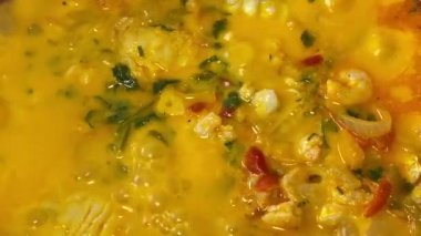 Moqueca yemeği pişiriyorum. Brezilya geleneksel yemekleri, balık ve karides, hindistan cevizi sütü ve azeit de dende.