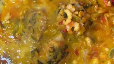 Moqueca yemeği pişiriyorum. Brezilya geleneksel yemekleri, balık ve karides, hindistan cevizi sütü ve azeit de dende.