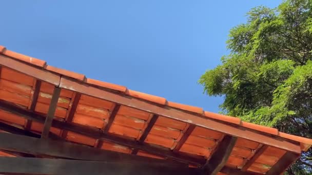 Die Reflexion Des Swimmingpools Auf Dem Hausdach Erzeugt Ein Muster — Stockvideo