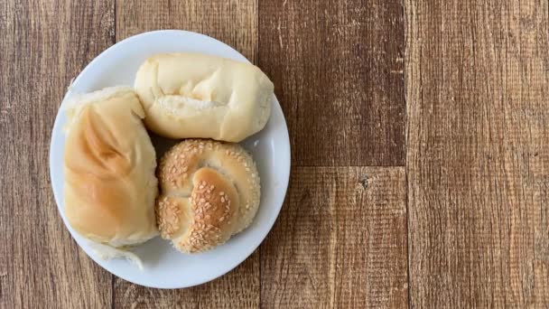 Ποικιλία Ψωμιών Γαλλικά Σουσάμι Γλυκό Καρβέλι Ένα Μικρό Πιάτο Πάνω — Αρχείο Βίντεο