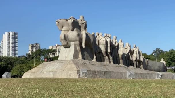 サンパウロ ブラジル 2020年5月10日 旗への記念碑 Monumento Bandeiras この彫刻は17世紀の開拓者を記念して作られた巨大でインタラクティブな彫像です — ストック動画