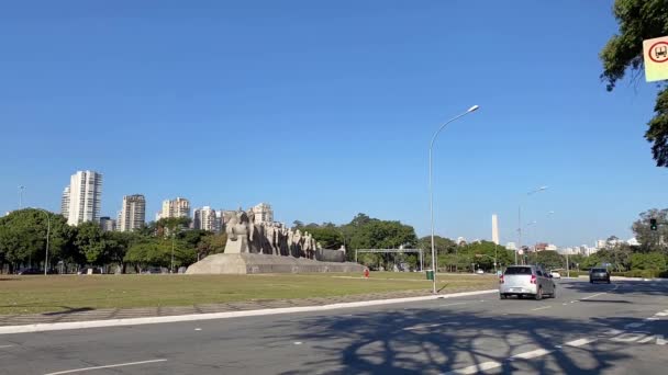 ブラジルのサンパウロ 2020年5月10日 記念碑の旗へのタイムラプス Monumento Bandeiras この彫刻は17世紀の開拓者を記念して作られた巨大でインタラクティブな彫像です — ストック動画