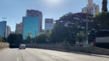 Sao Paulo, Brezilya - 6 Mayıs 2020: Karantina sırasında çok az araçla Adalet Divanı tünelini geçmek.