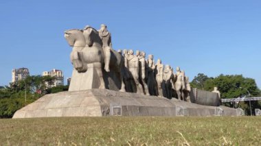 Sao Paulo, Brezilya - 10 Mayıs 2020: Bayraklar Anıtı, çevresinde korona virüsü karantinası nedeniyle hiç insan bulunmayan devasa bir turistik heykel.