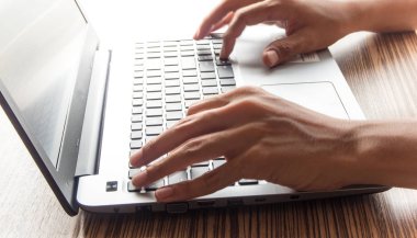 Labtop ile çalışan bir erkeğin