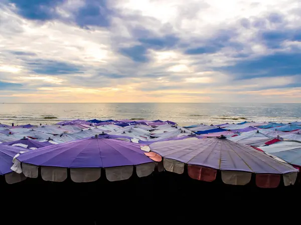 Μεγάλη ομπρέλα γεμάτο κατά μήκος της παραλίας — Φωτογραφία Αρχείου