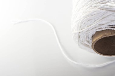 Rulo izole beyaz arka plan üzerinde beyaz ip