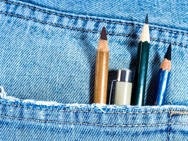 Crayon et stylo dans la poche de jean bleu — Photo
