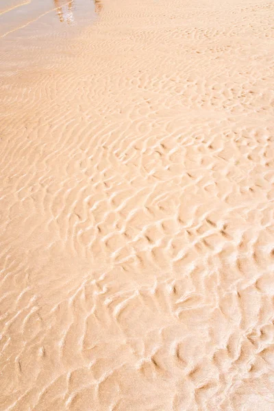 Dalga deniz gelgit gelgit olduğunda ince kum üzerinde — Stok fotoğraf