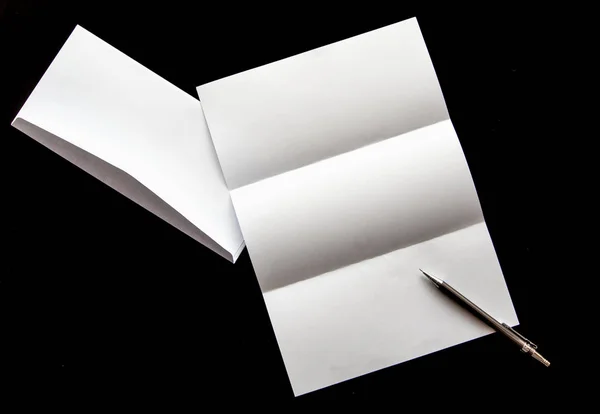 Tomt papper i letter-och vitt kuvert med penna — Stockfoto