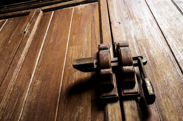 Gabinete de madera y cerradura en la manija de la puerta — Foto de Stock