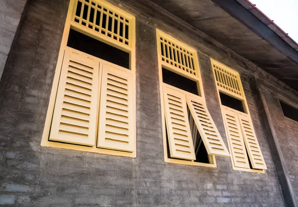 Las ventanas vintage en la pared de ladrillo áspero — Foto de Stock