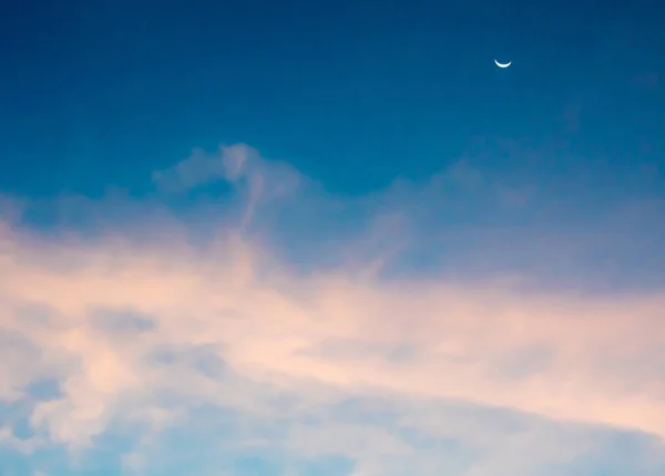 Månskäran och moln på himlen — Stockfoto