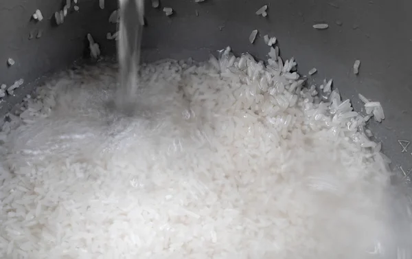 Рис, приготовленный для приготовления пищи в электрической рисоварке — стоковое фото
