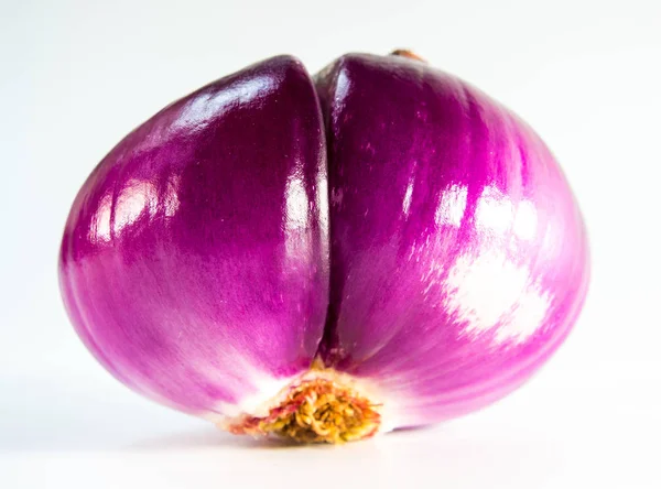 Cebolla roja aislada sobre un fondo blanco —  Fotos de Stock