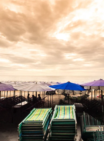 Πολύχρωμο καμβά daybed κάτω από την ομπρέλα παραλία — Φωτογραφία Αρχείου