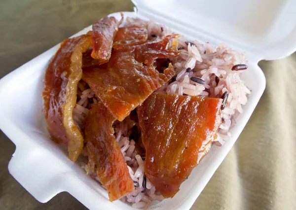 Arroz pegajoso y cerdo asado en caja de espuma — Foto de Stock