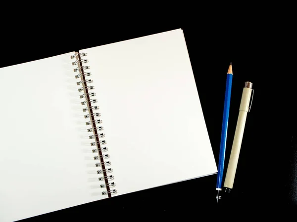 Vitboken sida anteckningsbok och penna — Stockfoto
