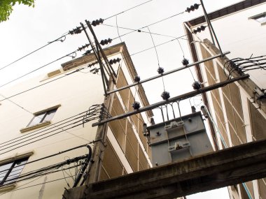 Beton direğe elektrik trafo