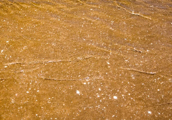 A fényvisszaverődés felületen mozgását a tenger homokos strand — Stock Fotó