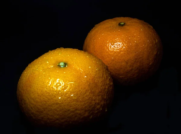 Vatten droplet på glansig yta av friskhet orange på svart bac — Stockfoto