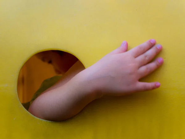 Asiático menina gosta de jogar no playground — Fotografia de Stock