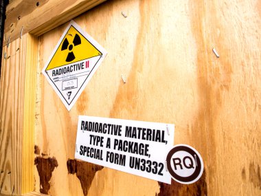 Tahta kutu A tipi paketin yanında radyasyon etiketi