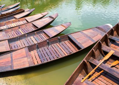 Tahta tekne gölde yüzüyor.