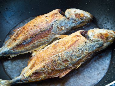 Deniz balık bir tavada kızartma