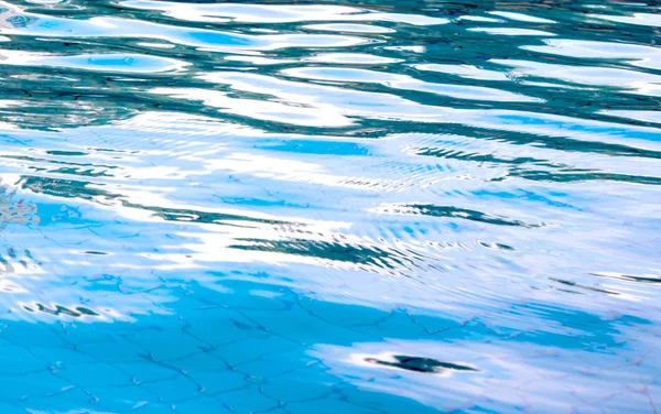 Reflexão do céu na superfície de água em movimento na piscina — Fotografia de Stock