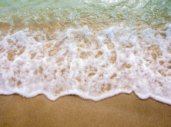 海滩上的白浪泡沫 — 图库照片
