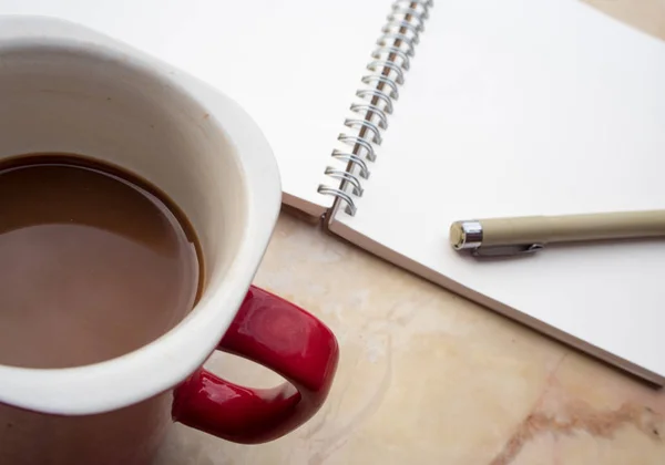 Prázdná stránka spirála notebook a kávy cup — Stock fotografie