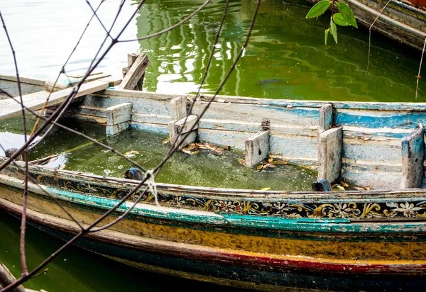 Barco decadente e afogado no lago — Fotografia de Stock