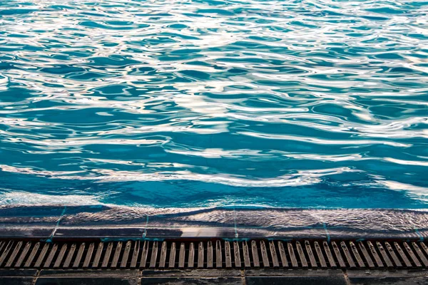 A ondulação na superfície da água na piscina — Fotografia de Stock