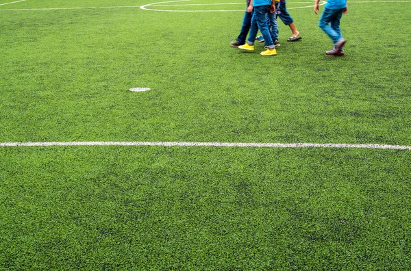 Kinderen spelen op het kunstgras van de school — Stockfoto