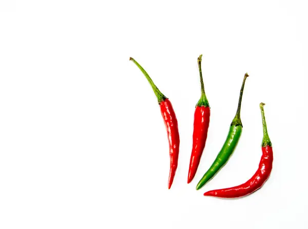 Färsk chili isolerad på vit bakgrund — Stockfoto