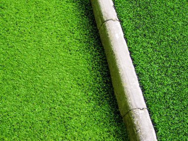 Plastik suni çim ve beton schoo kenarlığını doku