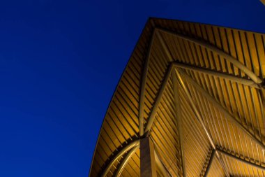 Modern çatı ve geceleri aydınlatma