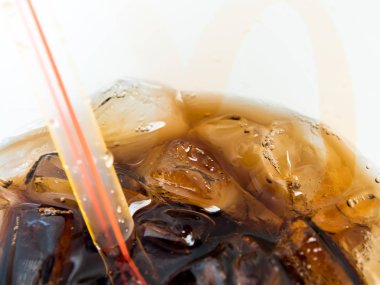 Buzun içinde plastik bir kap ile alkolsüz içecekler