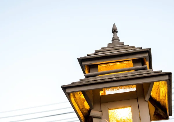 Теплый тон освещения от украшенных ламп на столбе забора — стоковое фото