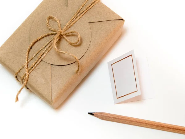 Caja de regalo envuelta en papel kraft y cáñamo rústico como óxido natural — Foto de Stock