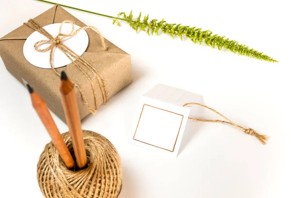 Caja de regalo envuelta en papel kraft y cáñamo rústico como óxido natural — Foto de Stock