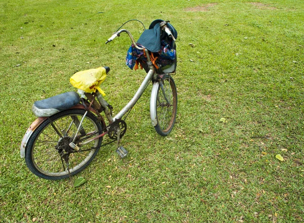 "スタッフの古い自転車" — ストック写真