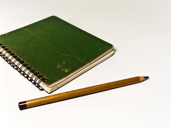 Πράσινο Σημείωση βιβλίο και μολύβι — Φωτογραφία Αρχείου