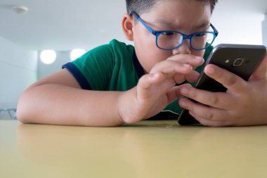 Ciddi çocuk smartphone üzerinde oynama