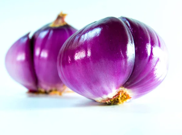 Cipolla rossa isolata su fondo bianco — Foto Stock