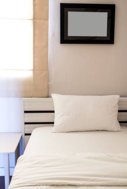 Yatak odasındaki beyaz battaniye ve yastık.