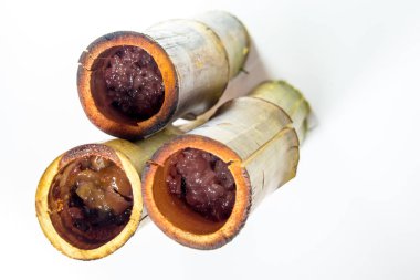Bambu eklemlerinde kızartılmış glutinous pilavı.
