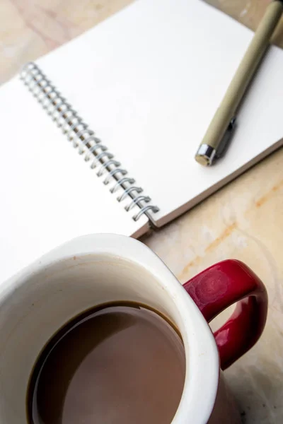 Prázdná stránka spirála notebook a kávy Cup — Stock fotografie