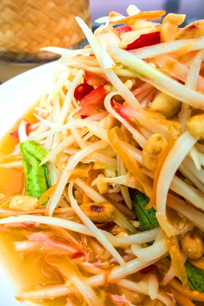 Пряный тайский салат папайя в белой тарелке — стоковое фото